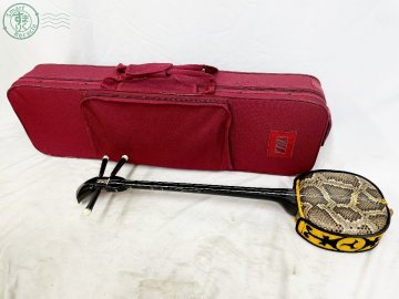 CC0700240　◎ 三線 沖縄三味線 蛇模様 楽器 弦楽器 保存用ケース付き テープ跡あり 日本楽器 日本 沖縄三線 民謡 中古品 used品 現状品