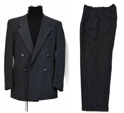 189★GIANNI VERSACE★ヴェルサーチ#イタリア#魅力的なグレー黒ストライプ 羽織るだけで洒落た男#高級感あるメデューサのメタル釦Wスーツ56