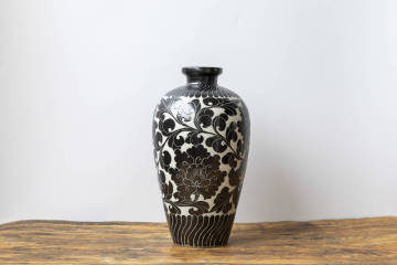 交渉有り!!　中国美術　磁州窯　白地黒釉掻き落し　牡丹唐草文瓶　（写し）A