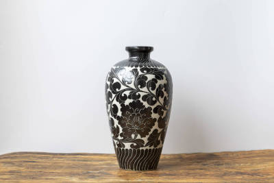 交渉有り!!　中国美術　磁州窯　白地黒釉掻き落し　牡丹唐草文瓶　（写し）A