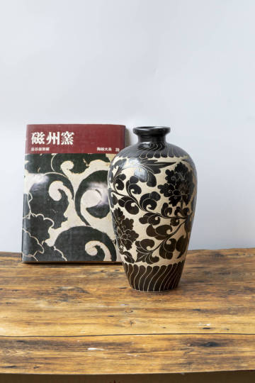　　中国美術　磁州窯　白地黒釉掻き落し　牡丹唐草文瓶　（写し）