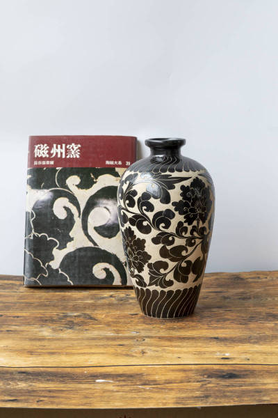 　　中国美術　磁州窯　白地黒釉掻き落し　牡丹唐草文瓶　（写し）