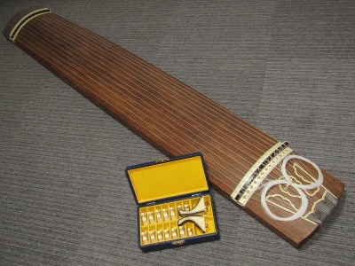 購入600万 最高級 演奏会用 琴 くり甲 柾目 13弦 子持ち綾杉彫 透かし玉縁「平成四年 小川秀雄 寺田裕 作」琴柱 猫脚付き 十三弦 箏 IJ24