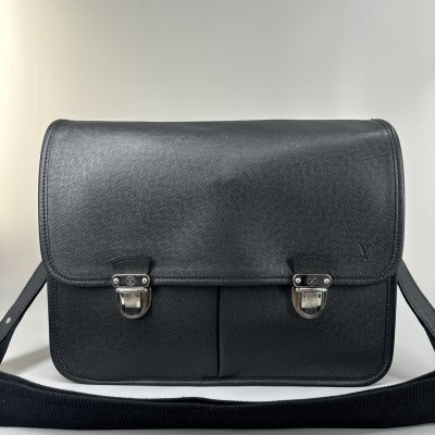 1円【極美品】Louis Vuitton タイガ アレクセイ ショルダーバッグ アルドワーズ 黒 鞄 メッセンジャー TAIGA メンズ レディース M32472