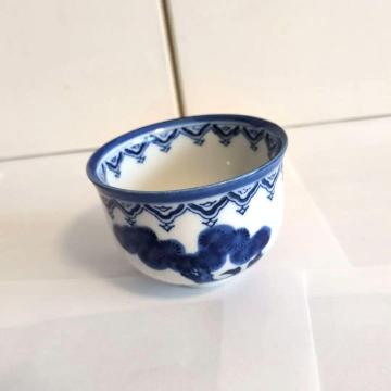 鍋島焼　青い模様の陶器の茶碗