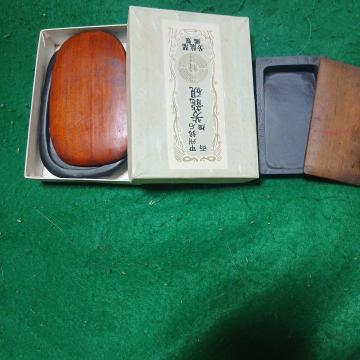 甲州山梨の天然石雨畑硯とおそらく端渓老坑？の天然石硯二点セット