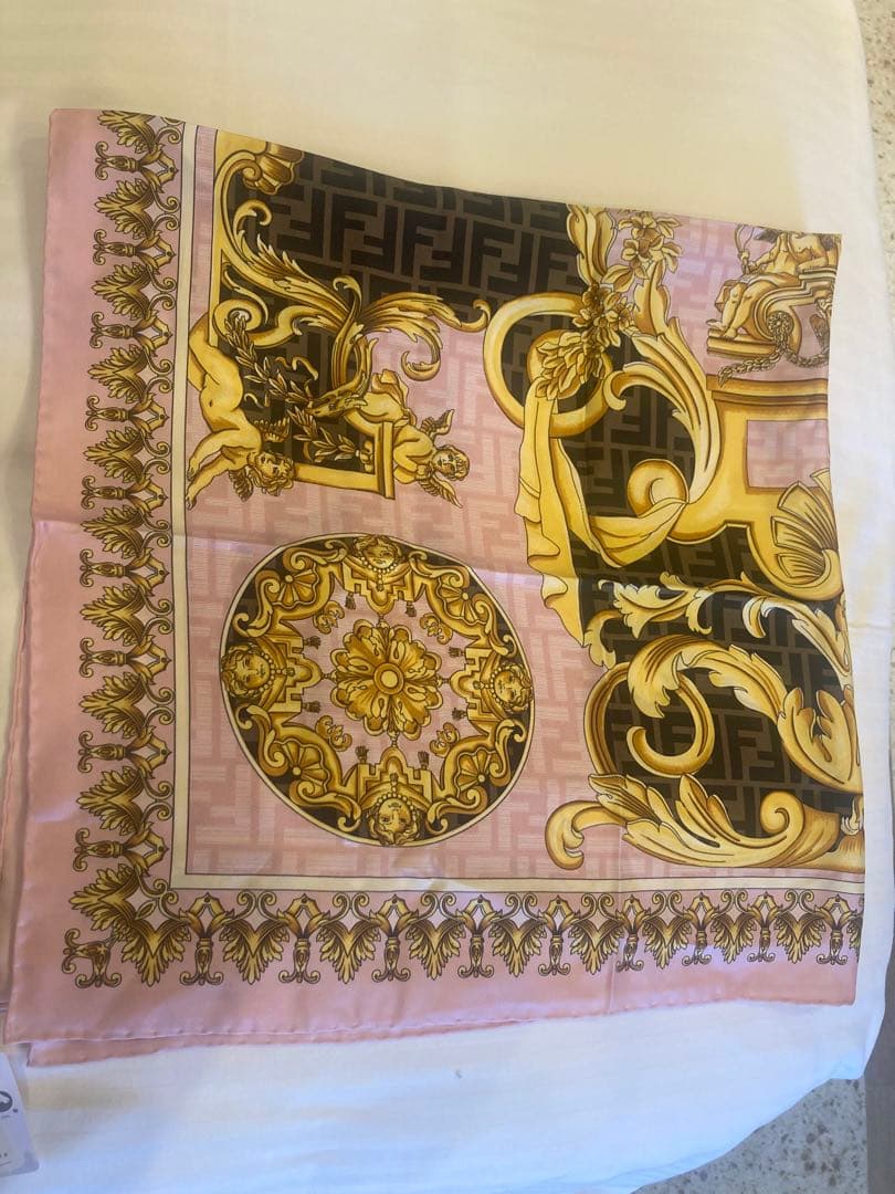 フェンダーチェ スカーフ FENDI ピンク ズッカ柄　ヴェルサーチコラボ